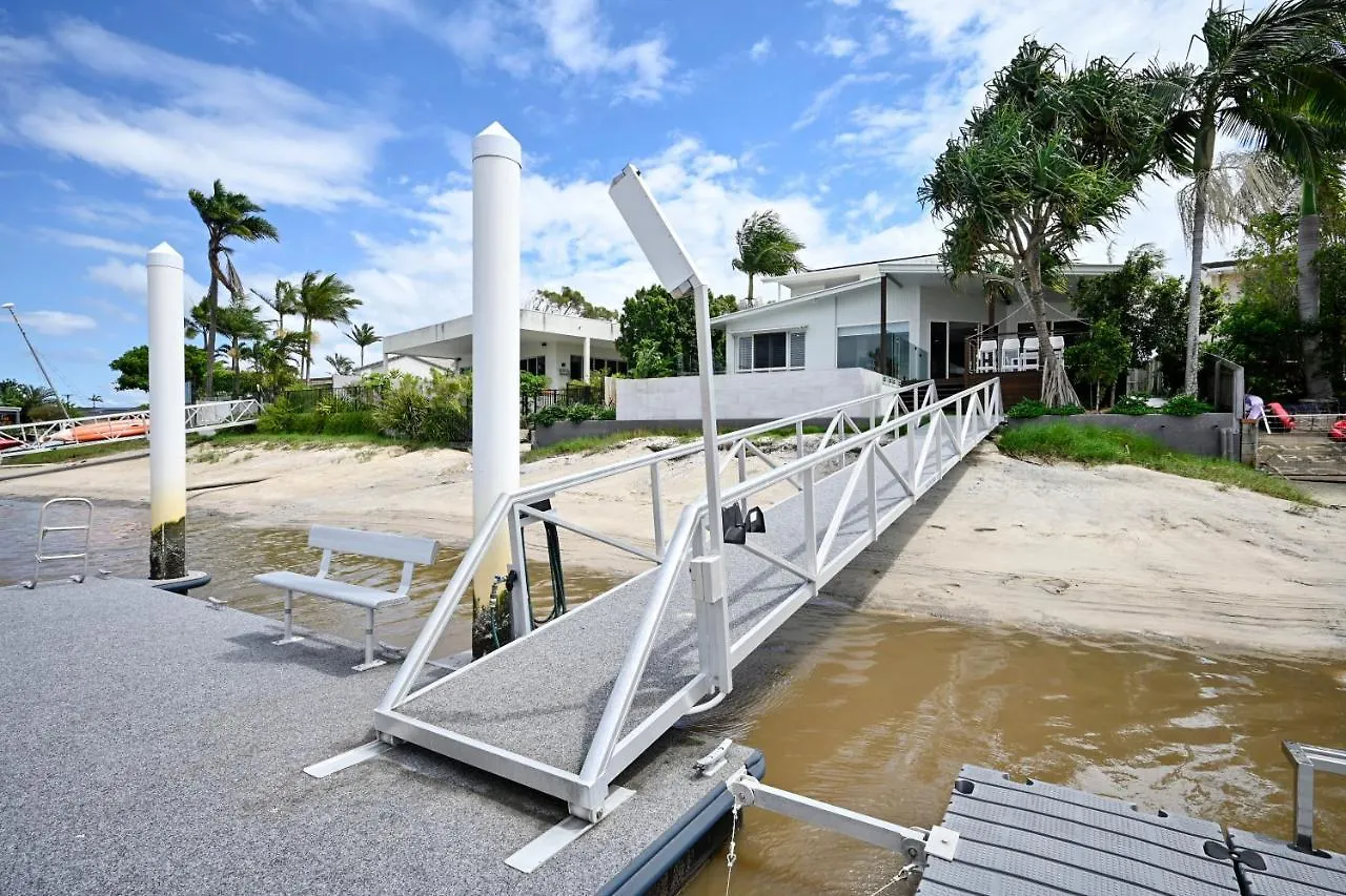 Vakantiehuis Stunning Mooloolaba Waterfront Home -10 Guests Zb1 Australië