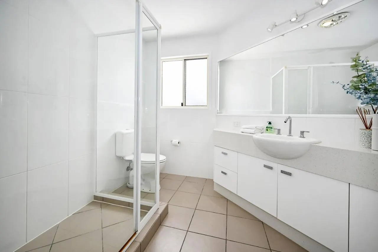 Vakantiehuis Stunning Mooloolaba Waterfront Home -10 Guests Zb1