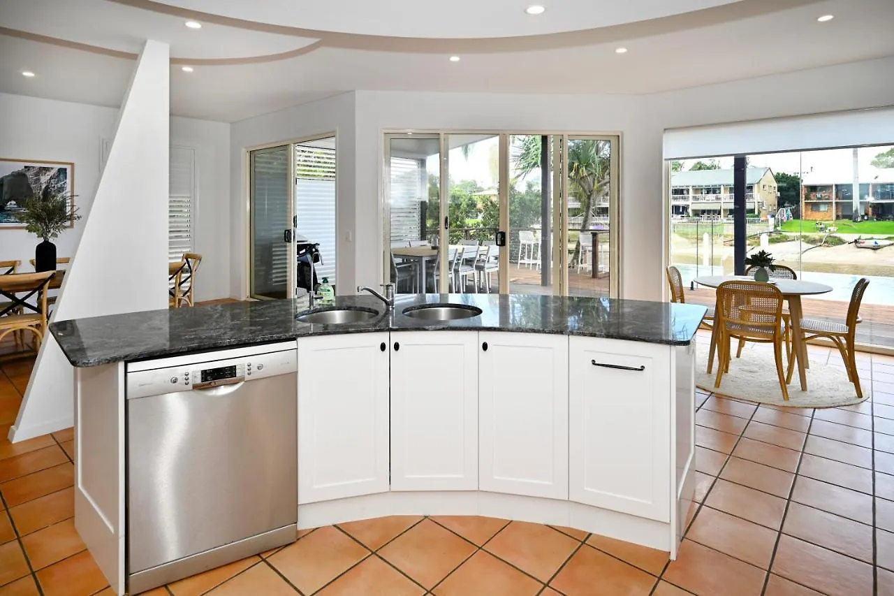 Vakantiehuis Stunning Mooloolaba Waterfront Home -10 Guests Zb1